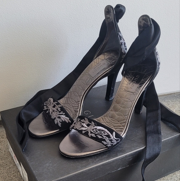 Authentic Vintage Gucci High Heel Sandals, Black/Floral w/ Satin Straps, Size 7 - Picture 3 of 8
